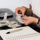 La mujer tenía dinero de las supuestas estafas en su cuenta bancaria.