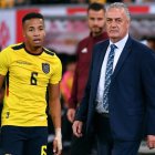 Gustavo Alfaro (d), DT de Ecuador, afirmó sentirse dolido por la ausencia de Byron Castillo (i) en el Mundial de Catar.