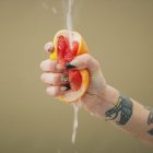 El debate continúa sobre si el squirting puede llamarse eyaculación. Aun así, los estudios y los expertos han reconocido algunas diferencias clave entre ellos.