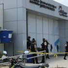 El cadáver del  guayaquileño, de 34 años, quedó junto a la puerta. La Policía llegó al lugar.