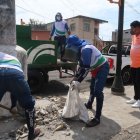 Trabajadores de Urvaseo se encargaron de recoger los escombros de la demolición.