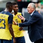 El estratega Gustavo Alfaro (d) trabaja contra el tiempo para dejar listo el equipo de la Tricolor.