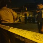 Agentes policiales buscaron varias evidencias, en el lugar donde quedó la víctima.