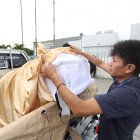 El padre del niño de 12 años acaricia el féretro blanco donde reposan los restos de su hijo mayor.