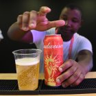 Los fanáticos solo podrán consumir alcohol en los festivales para los fanáticos y zonas con licencia.