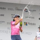 La ciclista Miryam Núñez durante la celebración tras ganar la primera edición de la Vuelta femenina.