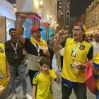 Hernán,. sus hijos Daniela y Marcelo, su nieto Nicolás y el primo Vinicio cantan y gritan por Ecuador, en pleno mercado de Doha.
