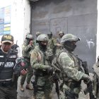 Militares fuertemente  armados colaboraron en el operativo para controlar la situación en el interior de la cárcel de El Inca.