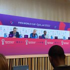 El jugador Moisés Caicedo junto al técnico de la selección ecuatoriana Gustavo Alfaro