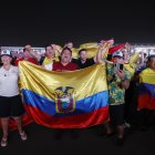 Varios aficionados ondearon banderas de Ecuador durante la inauguración del FIFA Fan Festival en Al Bidda, Doha (Catar), este sábado.
