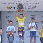 El ciclista colombiano Robinson Chalapud (c) con el maillot  amarillo y el trofeo como campeón de la Vuelta al Ecuador.
