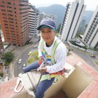 alexandra gualoto aprendió a  pintar fachadas de edificios en Quito sostenida por cuerdas. Es la única mujer que se dedica a  esta labor.
============02 Subtitulo principal New (32301803)============
En una ocasión,  la cuerda que sostenía a la joven se aflojó e hizo que cayera como un ascensor sin frenos. Sin embargo, esta se  templó nuevamente y evitó una muerte  segura.