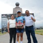 La ciclista Miryam Núñez junto a sus padres Jorge y María, tras coronarse como campeona de la Vuelta femenina.