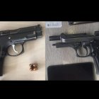 Las armas de fuego (izquierda) y las traumáticas (derecha) son muy parecidas en su estética.