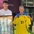 Javier Maluf (d) con la camiseta 21 de Carlos Tenorio. Y su hijo Nicolás (i), con la de Diego Maradona