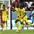 Énner Valencia (c) de Ecuador celebra un gol hoy, en un partido de la fase de grupos del Mundial de Fútbol Qatar 2022 entre Catar y Ecuador en el estadio Al Bait en Al Khor (Catar). EFE/ Rodrigo Jiménez