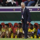 El seleccionador de Ecuador Gustavo Alfaro dirigiendo hoy, en un partido de la fase de grupos del Mundial de Fútbol 2022 entre Catar y Ecuador en el estadio Al Bait en Al Khor (Catar).
