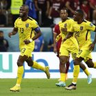 Enner Valencia (L) de Ecuador celebra durante a FIFA partido de fútbol delMundial de la fase de grupo entre Qatar y Ecuador en Al estadio de Cebo en Al Khor, Qatar, 20 noviembre 2022.