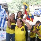 Su tía Maribel Morante (i), su hermana Kathy Zambrano y su abuela Marina Chóez apoyaron a Jeremy Sarmiento desde Guayaquil.