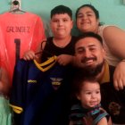 Gonzalo Galíndez (d) con su esposa Soledad, sus hijos Vicente y Elena, y amigos con los que siguió el partido