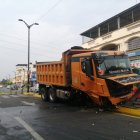 El tramo entre Portete y Argentina, sentido sur-norte, permanece bloqueado. Hay combustible regado y un volquete chocado en el parterre central.