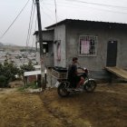 El padre y la niña recibieron los disparos cuando se asomaron por la ventana.