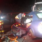 Los bomberos tuvieron que utilizar un equipo hidráulico para remover los fierros y sacar a las víctimas.
