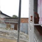 Un pariente mostró una de las marcas que dejaron los proyectiles en la ventana.