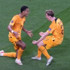 Cody Gakpo (i) marcó el primer gol de Países Bajos con un preciso cabezazo tras centro de Frenkie de Jong (d).