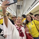 A ver, ¡sonrían! La alegría de los compatriotas atrae la atención de todos.