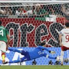 Guillermo Ochoa (c) México le atajó un penalti a Robert Lewandowski (i) de Polonia.