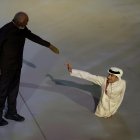 El influencer Ghanim Al-Muftah (d) junto al actor Morgan Freeman durante la ceremonia inaugural de la Copa del Mundo.