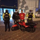 El detenido manejaba la motocicleta. Él y su compinche son venezolanos.