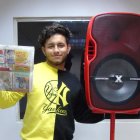 Bryan Zambrano posa con el ejemplar de la suerte de EXTRA y su megaparlante.