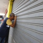 Un lugareño vio desde un orificio que había daños en vitrinas de un negocio.