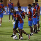 El delantero de la selección ecuatoriana de fútbol Enner Valencia (c) participó en el entrenamiento del combinado nacional, un día antes del duelo ante Países Bajos.
