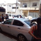 El automóvil color gris quedó con huellas de los disparos que le hicieron.