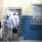 El cuerpo de la mujer fue hallado al lado de un portón, según el abogado.