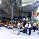 Cientos de ciudadanos caminan por las principales calles del centro de Guayaquil, con los colores de la Tri.