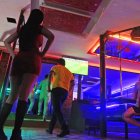 Las chicas pasaron a segundo plano. Los hinchas estaban más pendientes del fútbol que de las bellezas del night club.