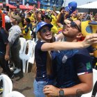 En Guayaquil, miles de hinchas de la Tricolor vieron el partido en los exteriores del estadio Modelo.