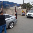 Uno de los delincuentes resultó herido, mientras su compañero se dio a la fuga.