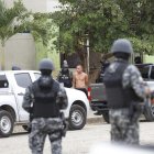 El sospechoso fue esposado, embarcado en una camioneta y llevado a una unidad policial.