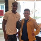 Carlos Bustamante (d) fue el hincha que pudo compartir un momento con varios jugadores de la Tri, como Félix Torres (i).