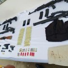 Las ocho armas que los agentes decomisaron a los dos extranjeros.