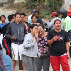 La madre de la mujer asesinada (centro) llora desconsolada. Sus seres queridos le dan aliento.