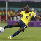 Énner Valencia de Ecuador patea el balón hoy, en un partido de la fase de grupos del Mundial de Fútbol Qatar 2022 entre Ecuador y Senegal en el estadio Internacional Jalifa en Doha (Catar).