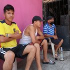 Juan Araujo (i), Stalin Matute y José Araujo   se reunieron para ver el partido de su pana Gonzalo Plata.