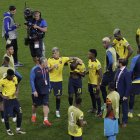 Enner Valencia (13) es consolado por Piero  Hincapié (3) y Djorkaeff Reasco (24).