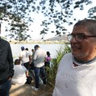 El padre y hermano del adolescente contrataron lanchas para buscarlo. Están destrozados.